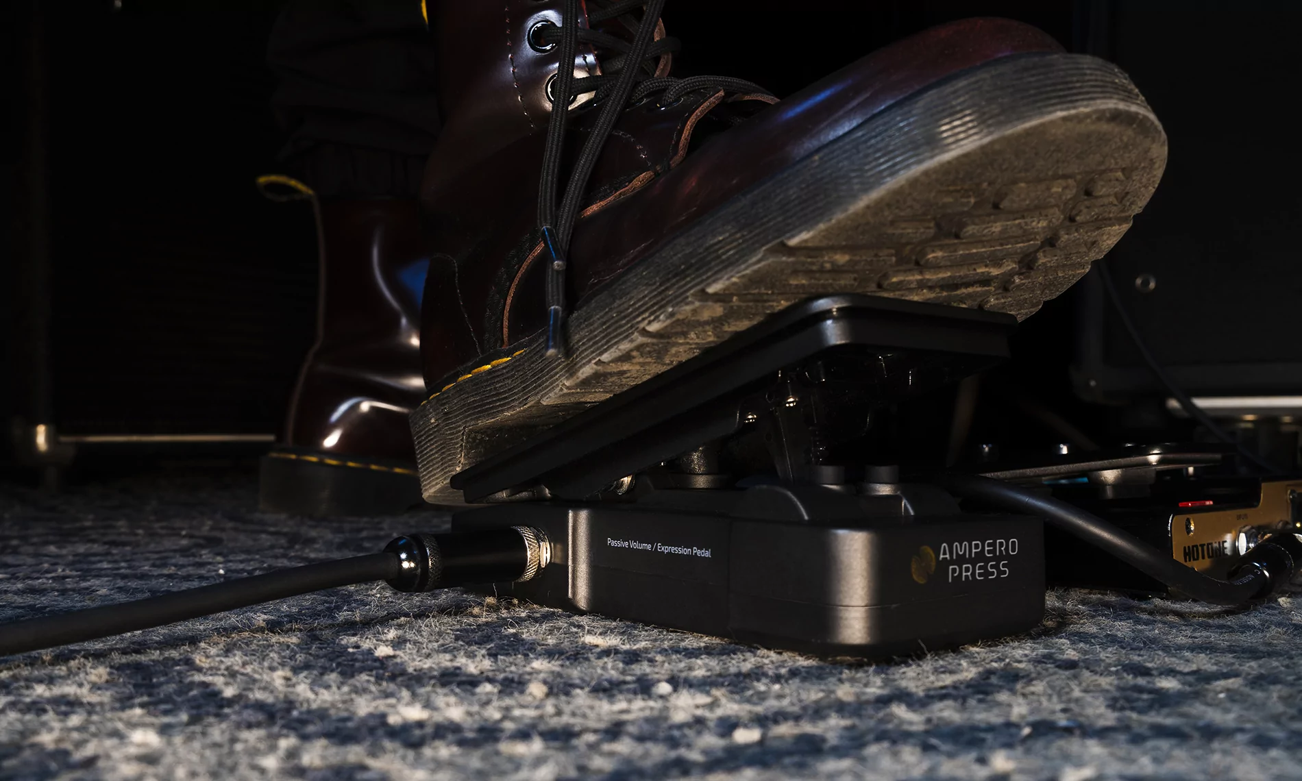 Многофункциональная педаль Hotone Ampero Press 9