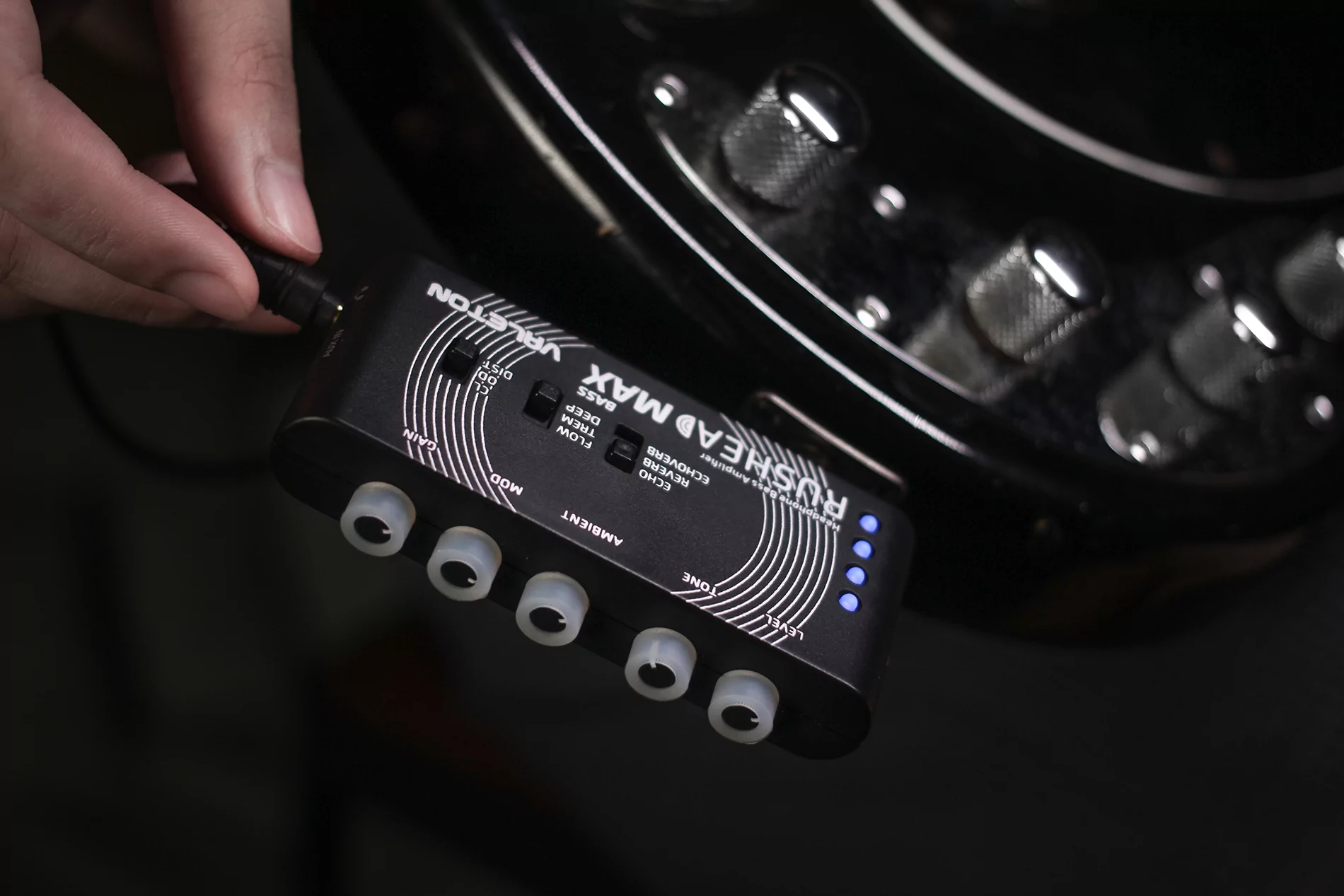 Компактный басгитарный усилитель-эмулятор Rushead Max Bass Valeton RH-101 18