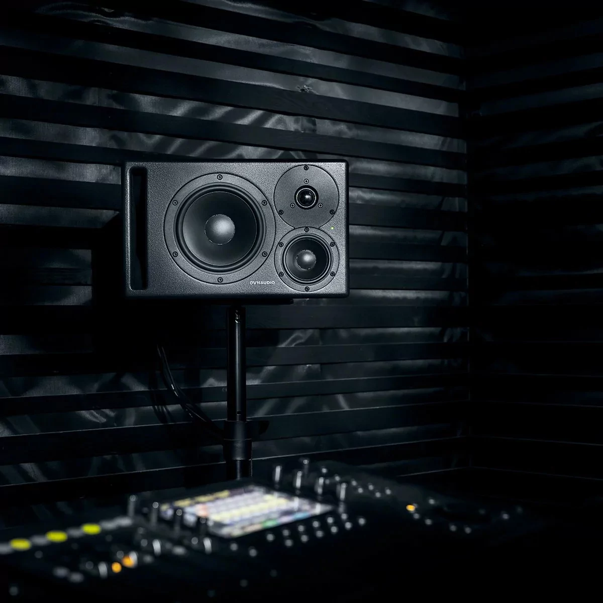 Акустическая система (студийный монитор) Dynaudio Core 47 R 5