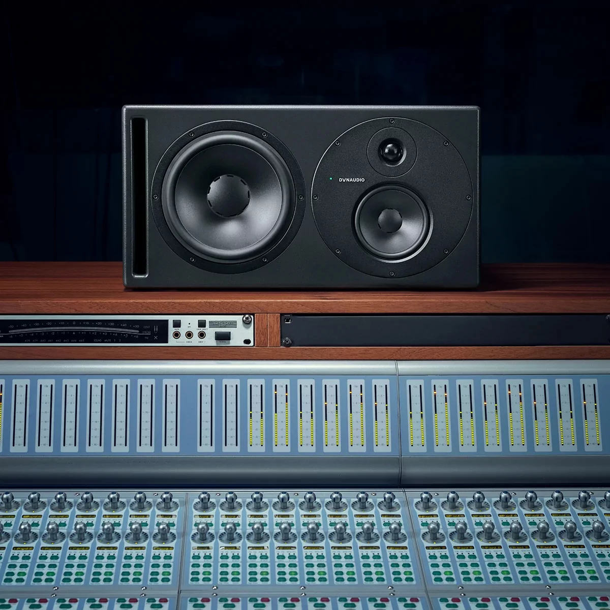 Акустическая система (студийный монитор) Dynaudio Core 59 10