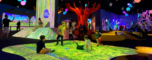 Кейс: сеть иммерсивных парков Hello Park с проекторами Optoma