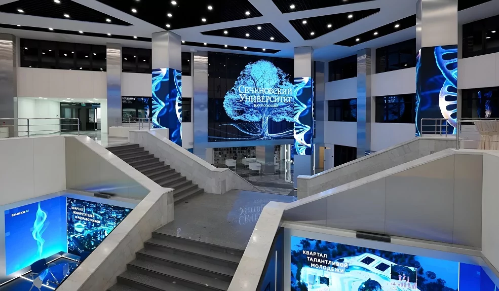 Кейс: оборудование AUVIX помогло превратить фойе Конгресс-центра Сеченовского университета в мультимедийную летопись медицины