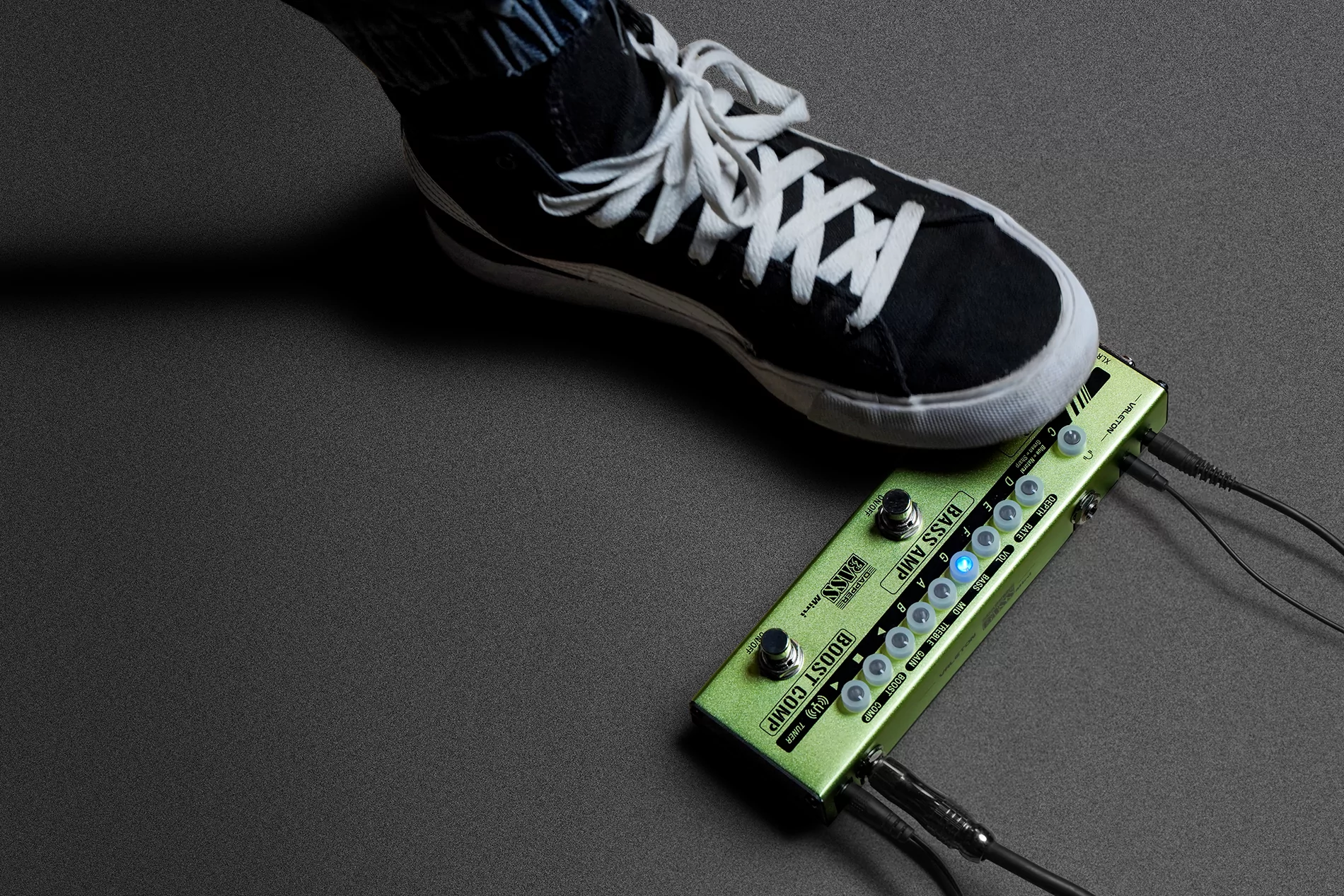 Напольная компактная басгитарная педаль Dapper Bass Mini Valeton MES-2 15