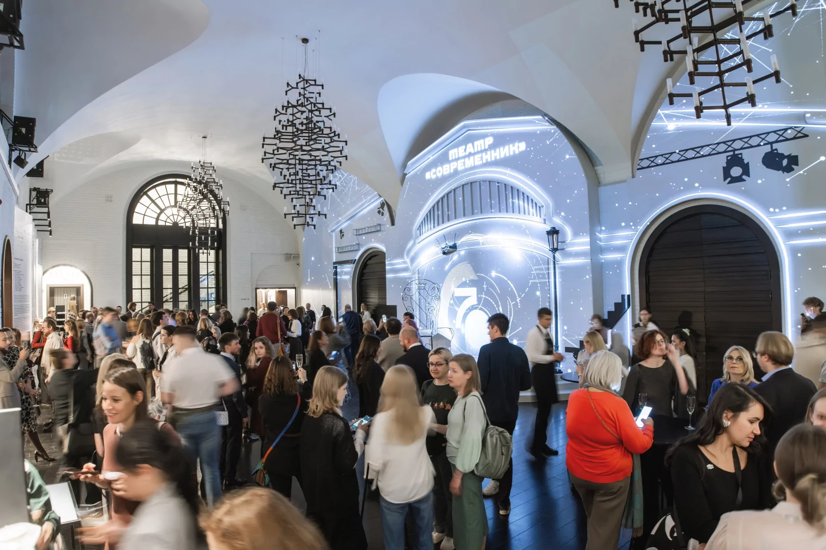 1. Фойе перед спектаклем.jpg