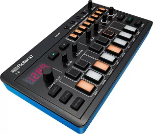 Компактный аккордовый синтезатор ROLAND J-6