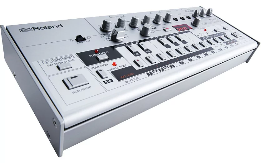 Компактный басовый синтезатор ROLAND TB-03